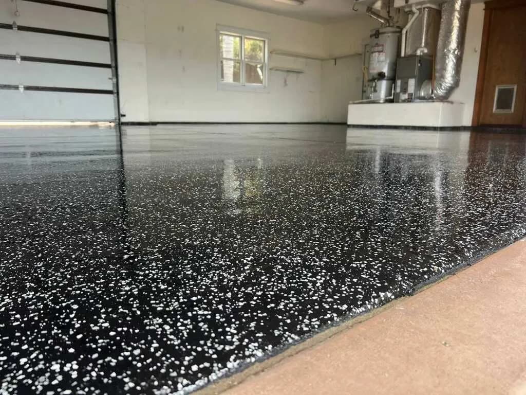 Garage floor in black epoxy with white flake, high gloss